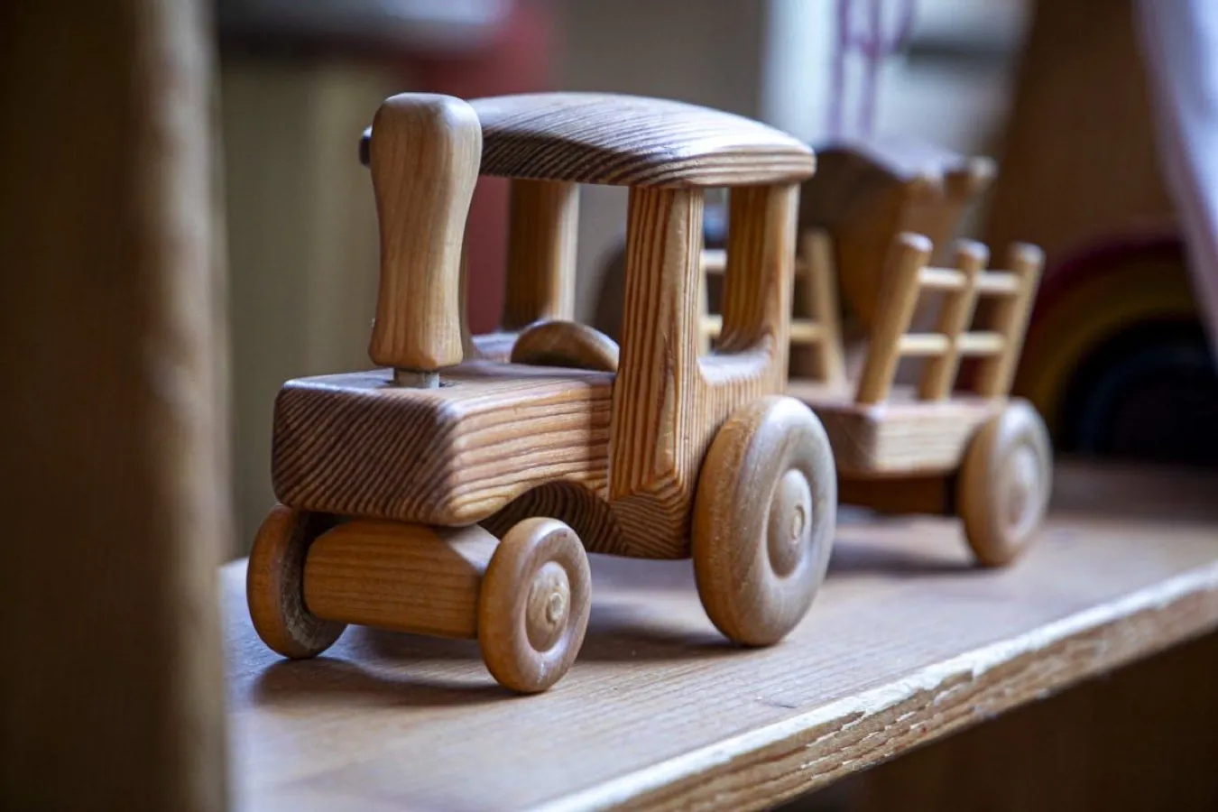 Traktor aus Holz mit Anhänger, Spielzeug im Waldorfkindergarten