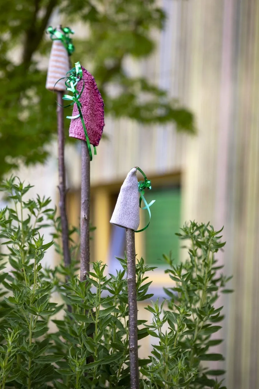 Origami-Vögel und Lavendel auf einem Fensterbrett