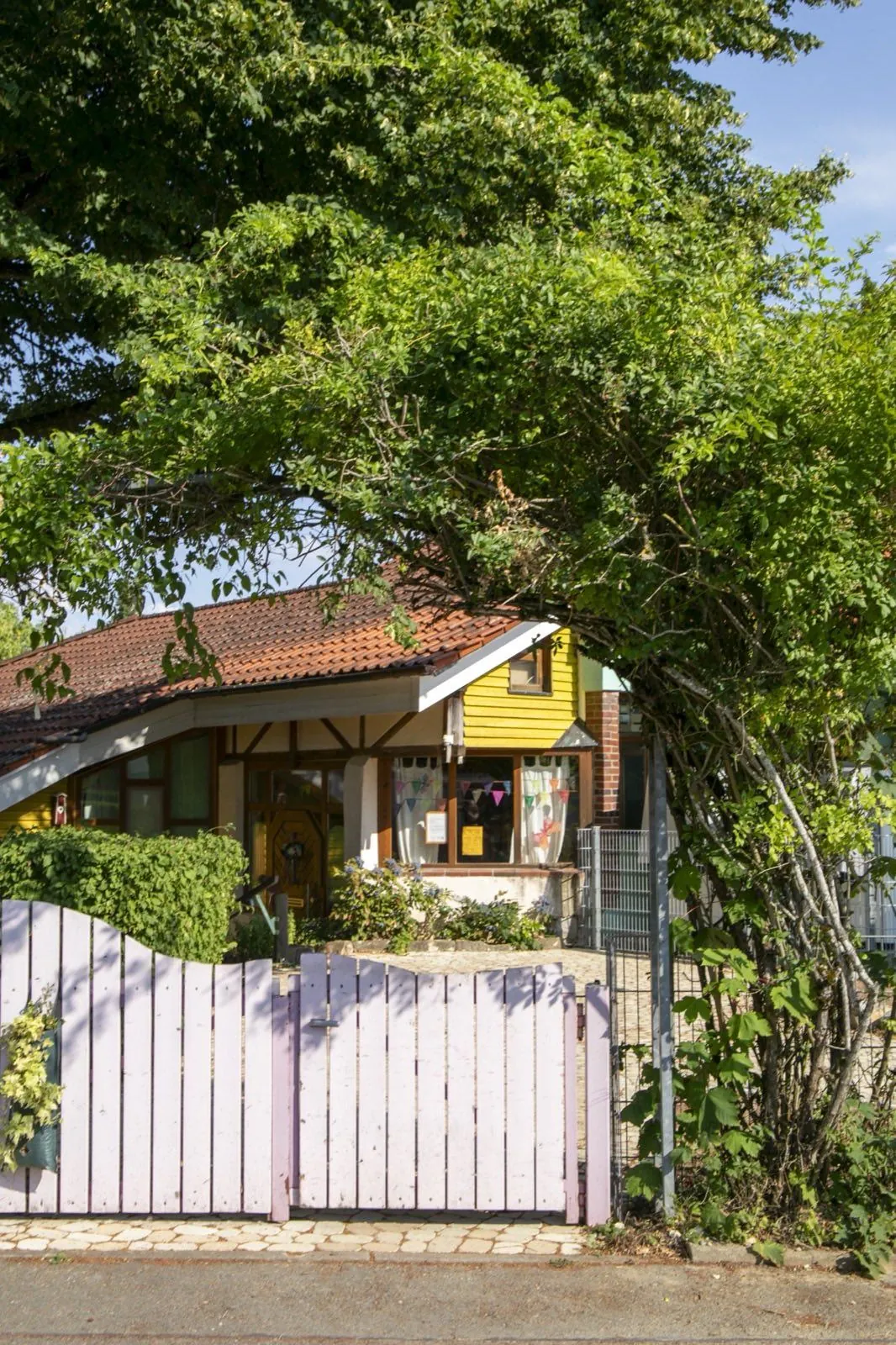 Kindergartengruppe Großdeinbach, Hauptgebäude