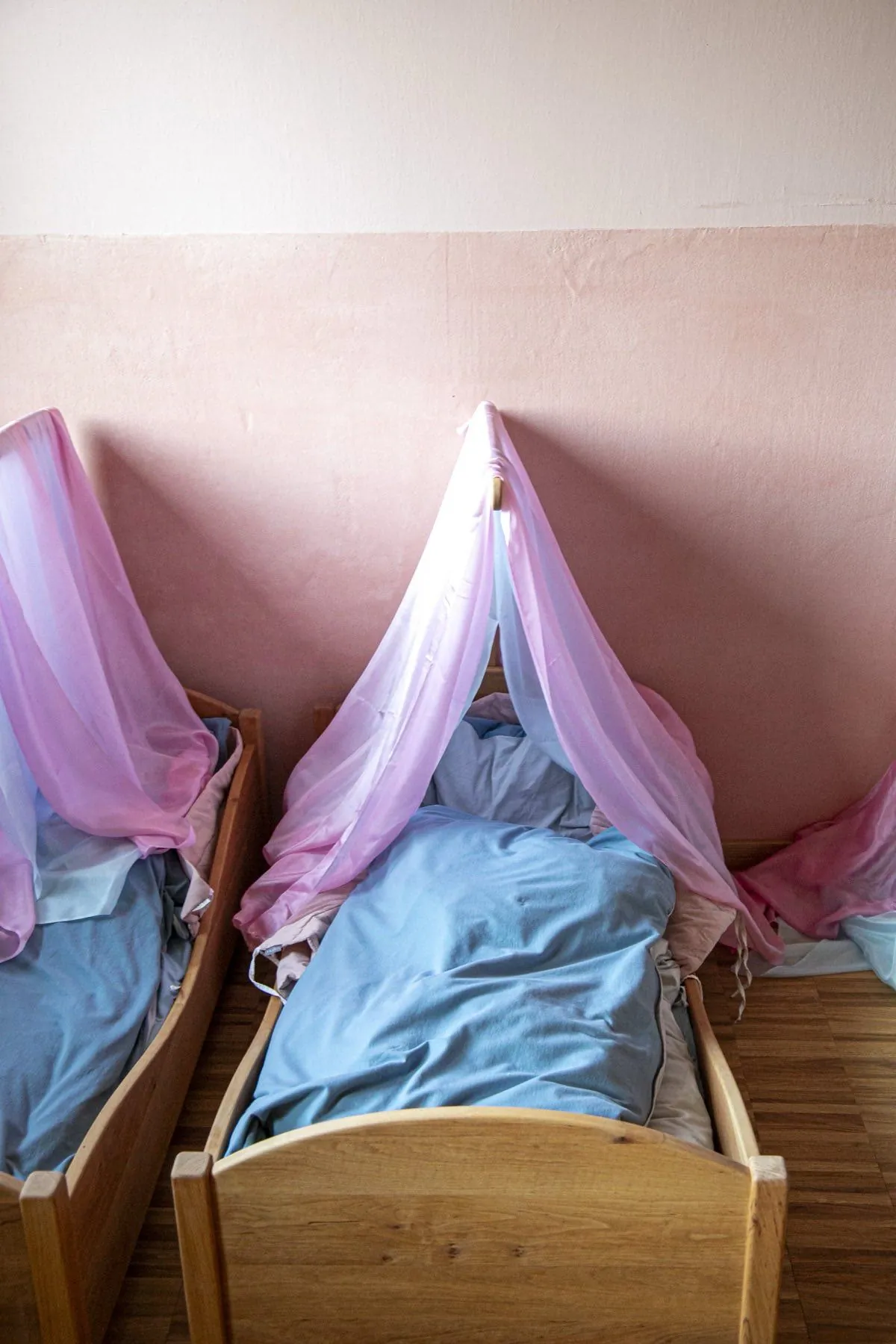 Babybetten mit Baldachin in der Waldorfkrippe Großdeinbach