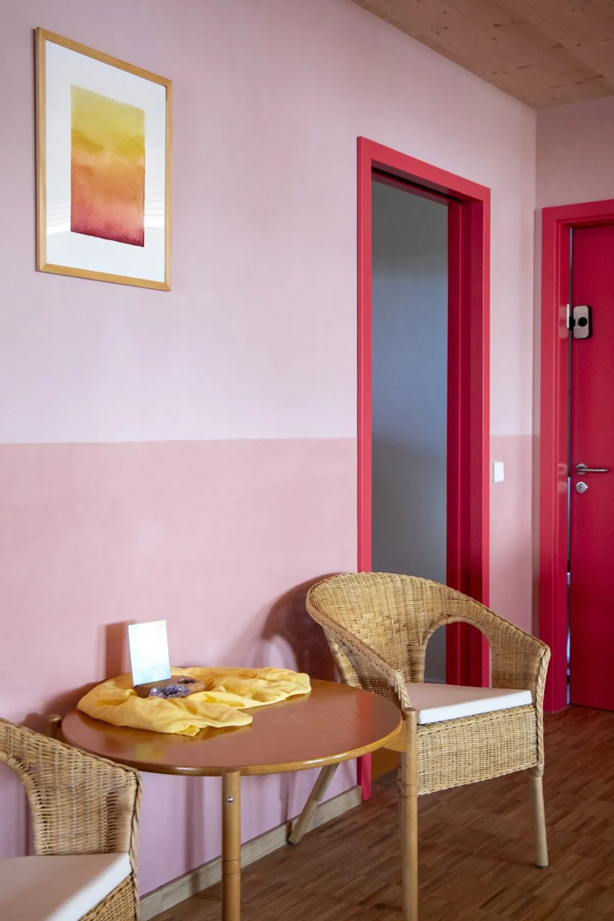 Sitzecke mit Bild an der Wand in der Waldorfkrippe Großdeinbach