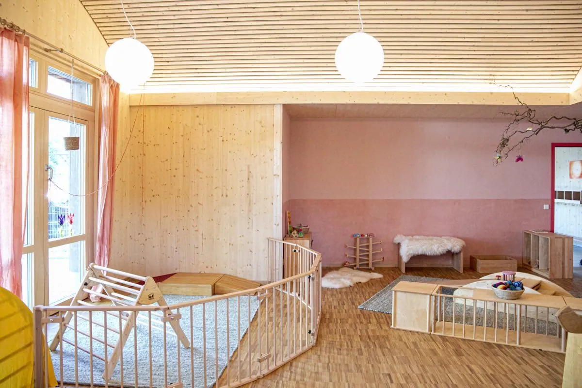 Offener Spielbereich mit Kletter- und Bauelementen in der Waldorfkrippe Großdeinbach