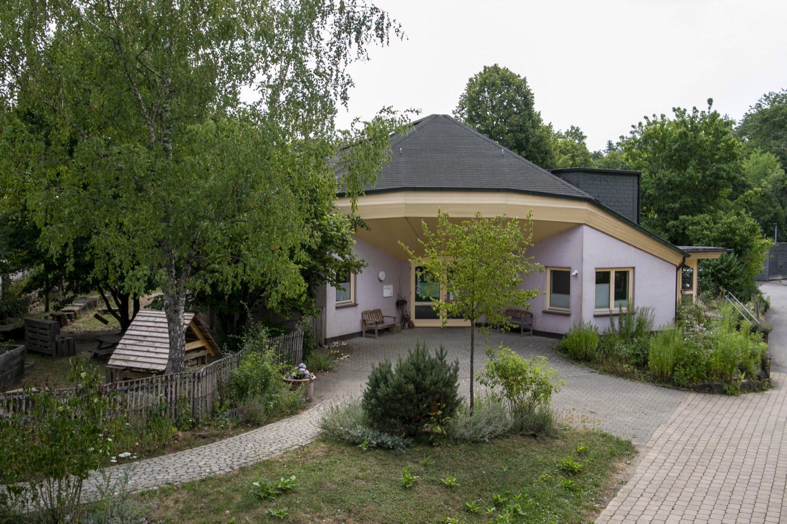 Waldorfkindergarten Schwäbisch Gmünd, rosa Pavillongebäude mit Garten