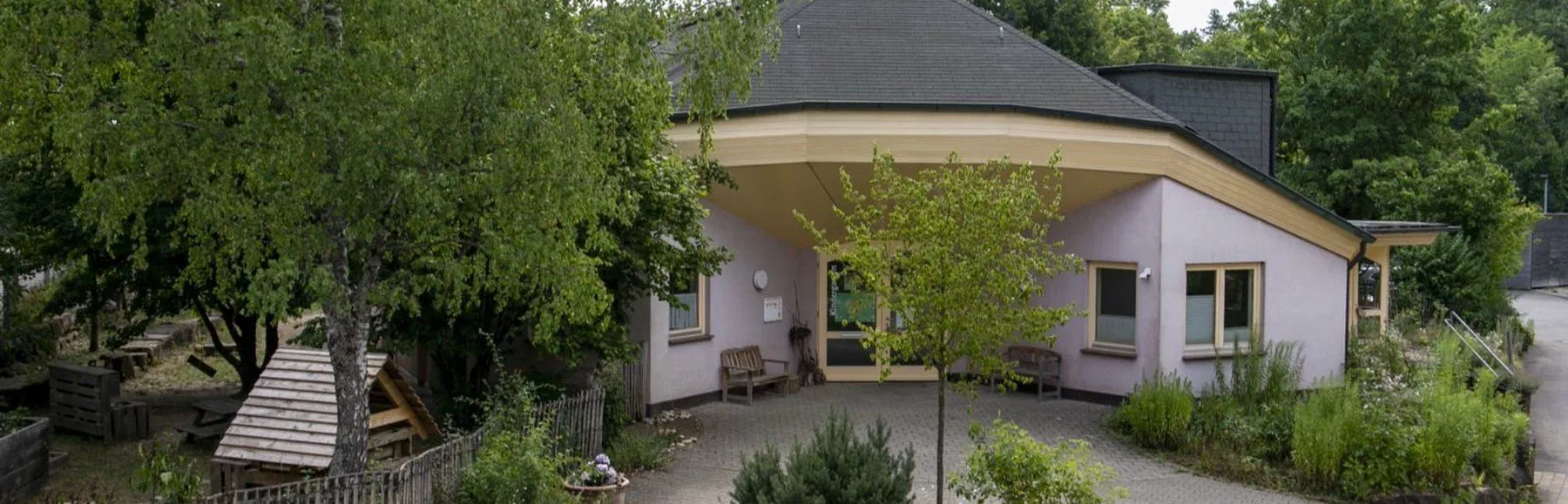 Waldorfkindergarten Schwäbisch Gmünd, rosa Pavillongebäude mit Garten