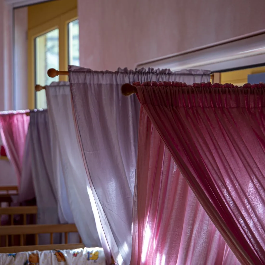 Betthimmel in Rosa und Flieder über den Schlafkörbchen der Kinderstube